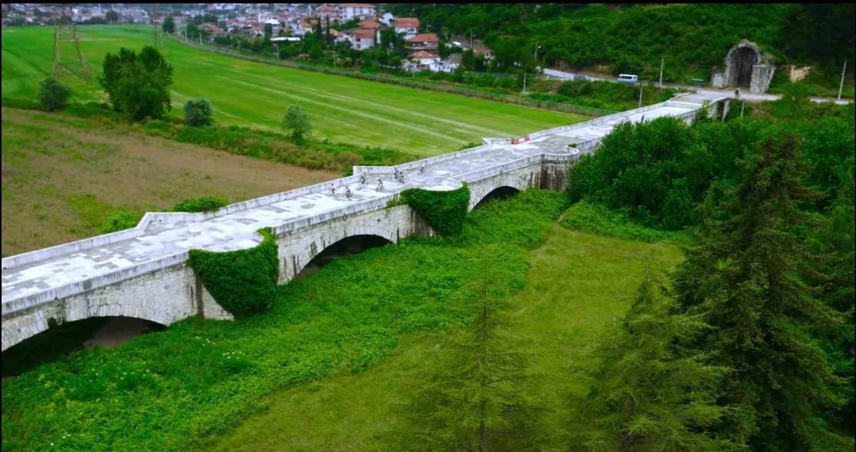 Şehre ve nehre adı verildiği rivayet edilen zatın türbesinde huzur buluyorlar