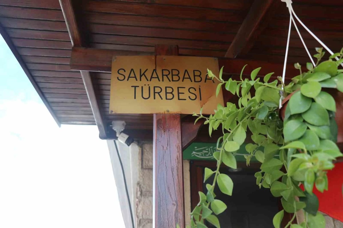 Şehre ve nehre adı verildiği rivayet edilen zatın türbesinde huzur buluyorlar
