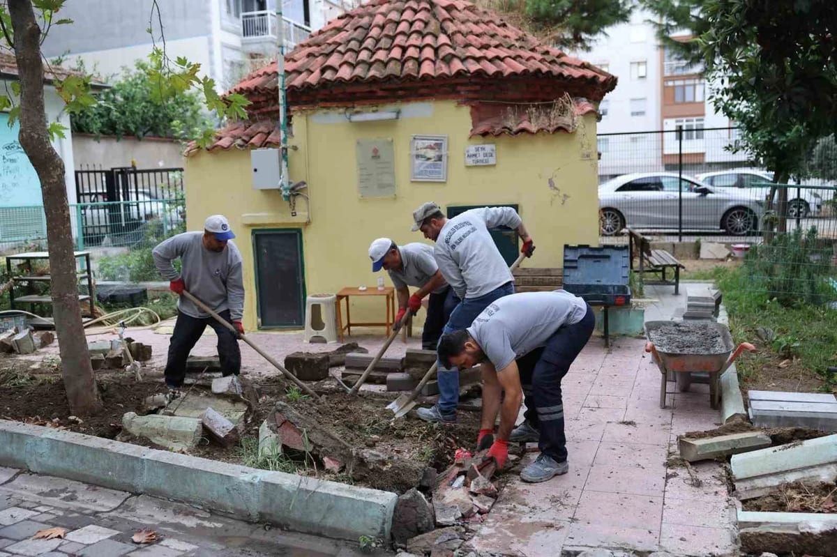 Şehzadeler’de tarihi yapının kaldırımları yenilendi