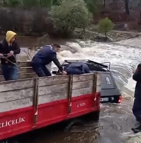 Sel sularında mahsur kalan otomobildeki iki kişi traktörle kurtarıldı