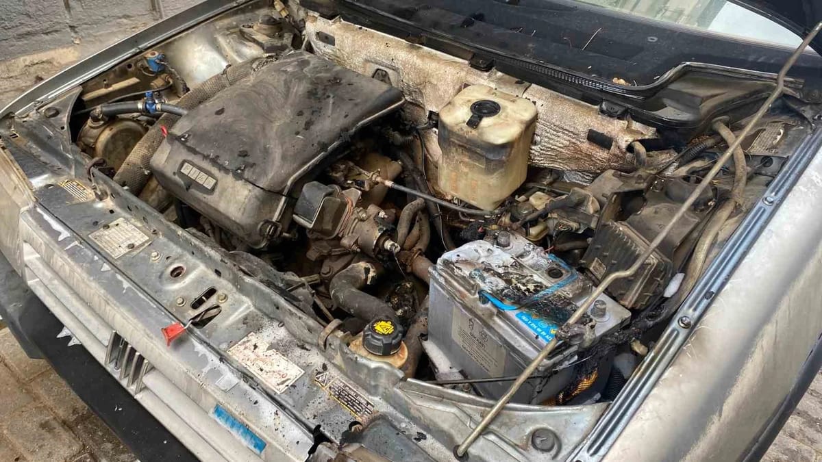 Seyir halindeki otomobilde çıkan yangın paniğe neden oldu