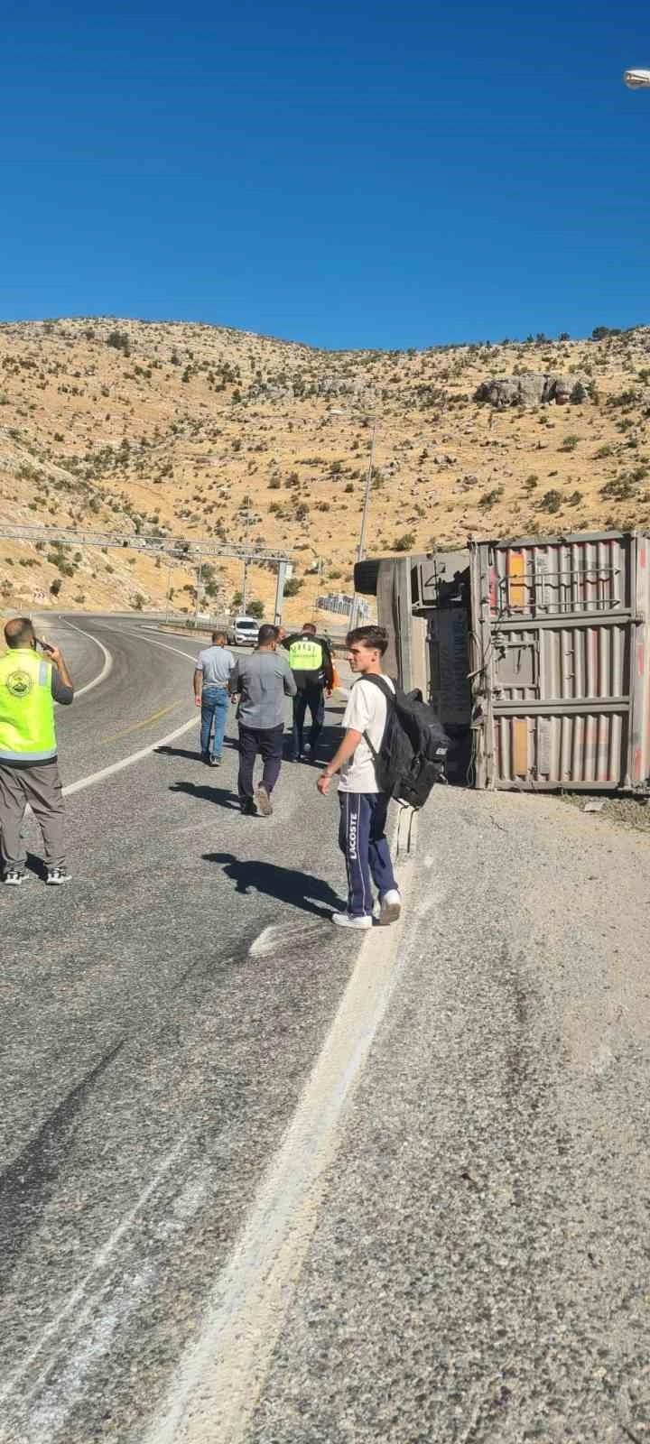 Siirt’te ponza yüklü tır devrildi: 1 ağır yaralı
