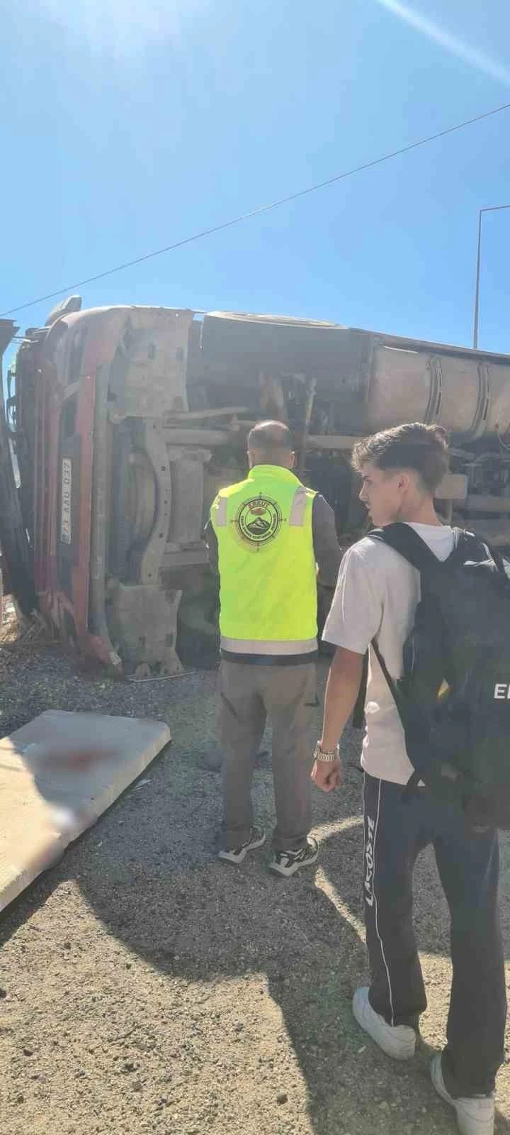 Siirt’te ponza yüklü tır devrildi: 1 ağır yaralı