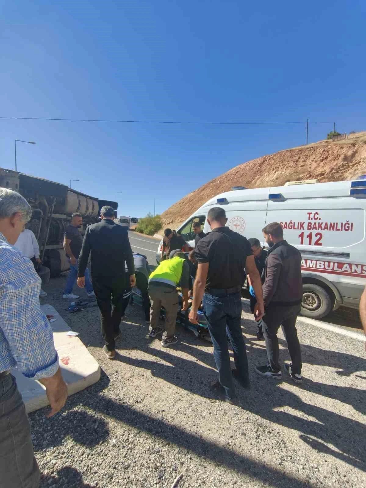 Siirt’te ponza yüklü tır devrildi: 1 ağır yaralı