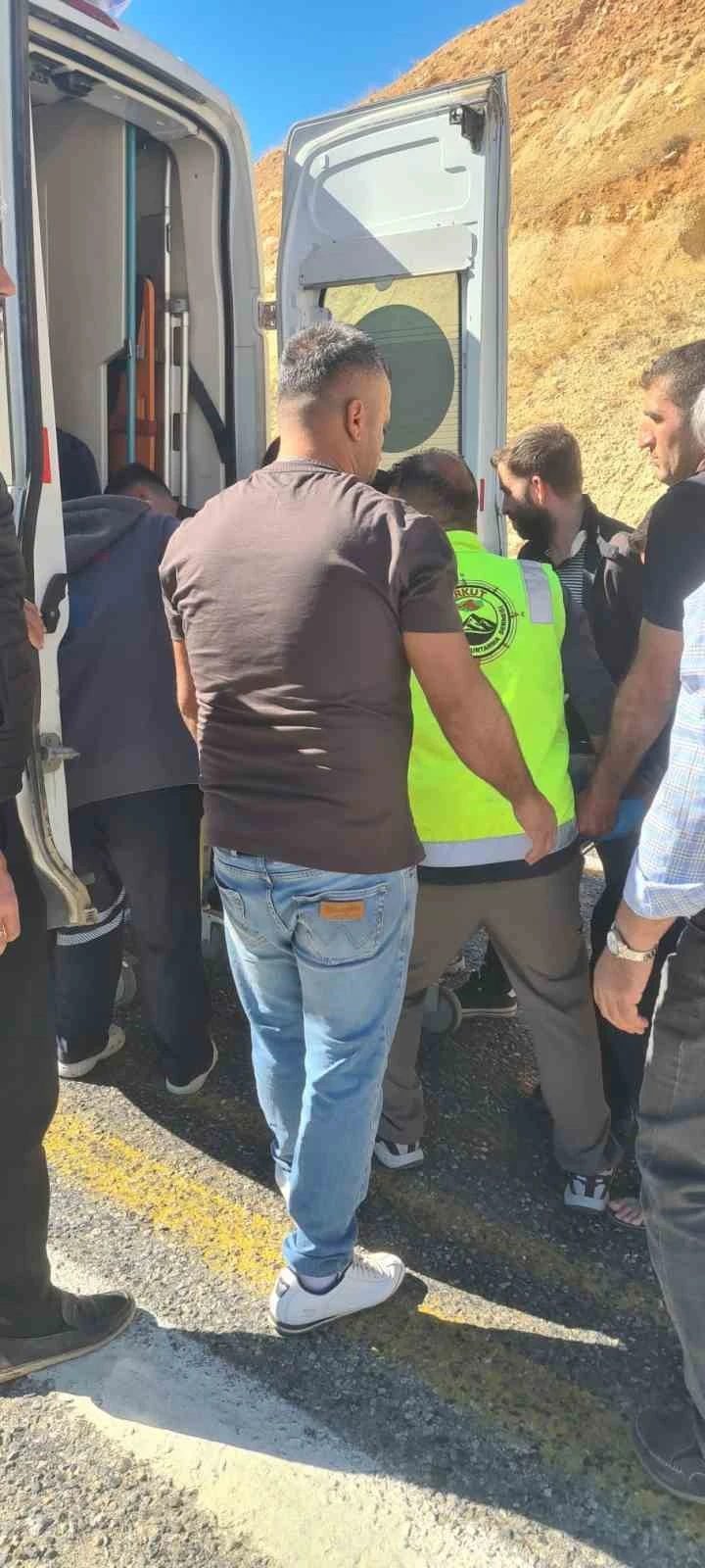 Siirt’te ponza yüklü tır devrildi: 1 ağır yaralı
