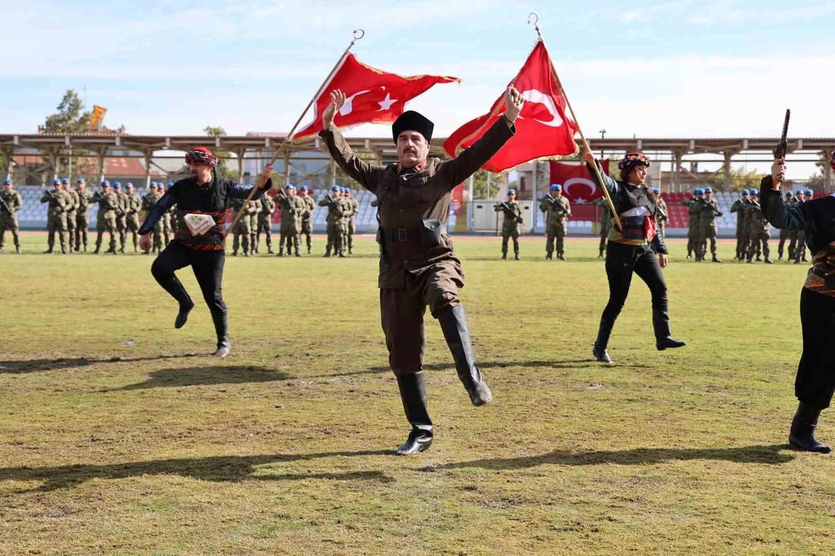 Söke'de Cumhuriyet'in 103. yılı törenle kutlandı, halk yoğun katıldı