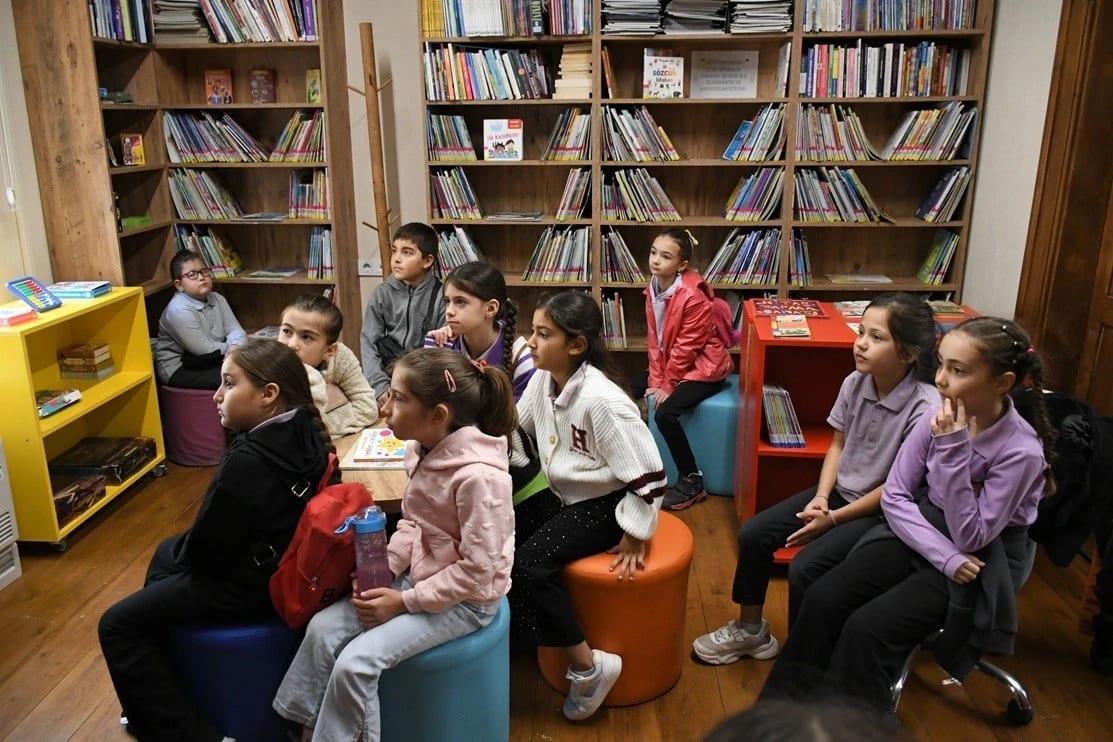 Söke’den gelen minik öğrenciler ilk kez kütüphane heyecanı yaşadı