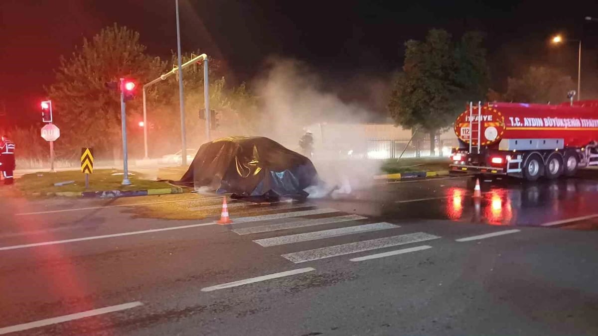Tırla çarpışıp alev alan Tesla marka otomobil 3 saatte söndürüldü
