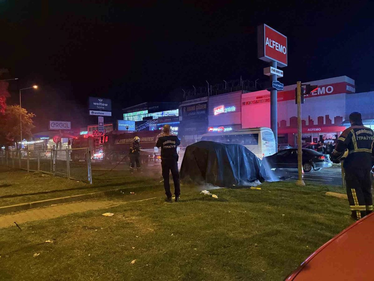 Tırla çarpışıp alev alan Tesla marka otomobil 3 saatte söndürüldü