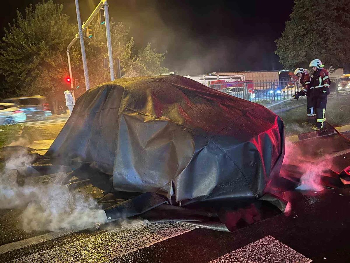 Tırla çarpışıp alev alan Tesla marka otomobil 3 saatte söndürüldü