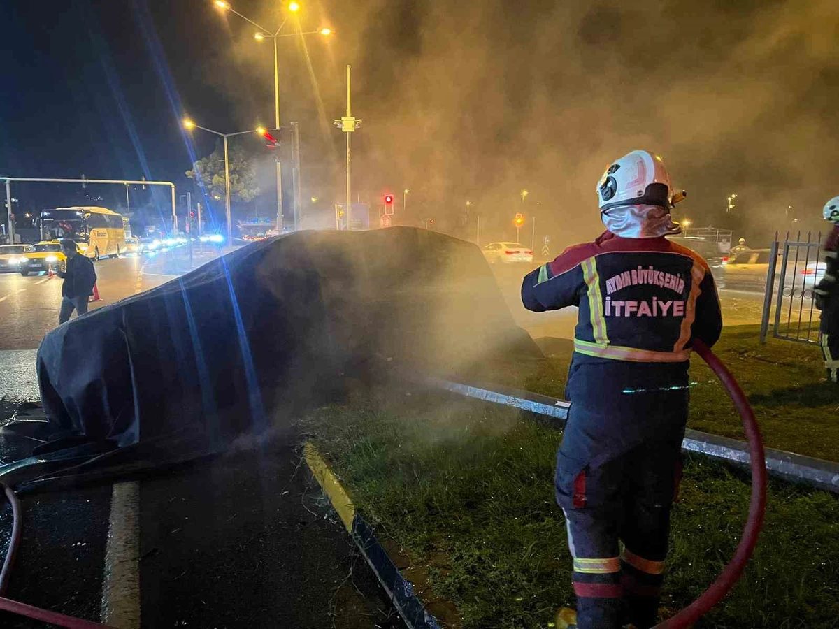 Tırla çarpışıp alev alan Tesla marka otomobil 3 saatte söndürüldü