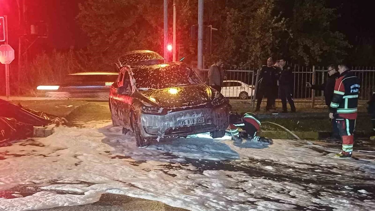 Tırla çarpışıp alev alan Tesla marka otomobil 3 saatte söndürüldü