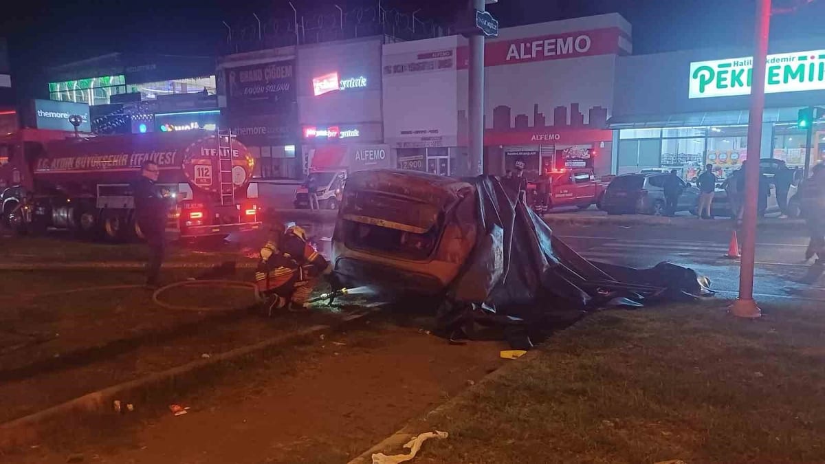 Tırla çarpışıp alev alan Tesla marka otomobil 3 saatte söndürüldü