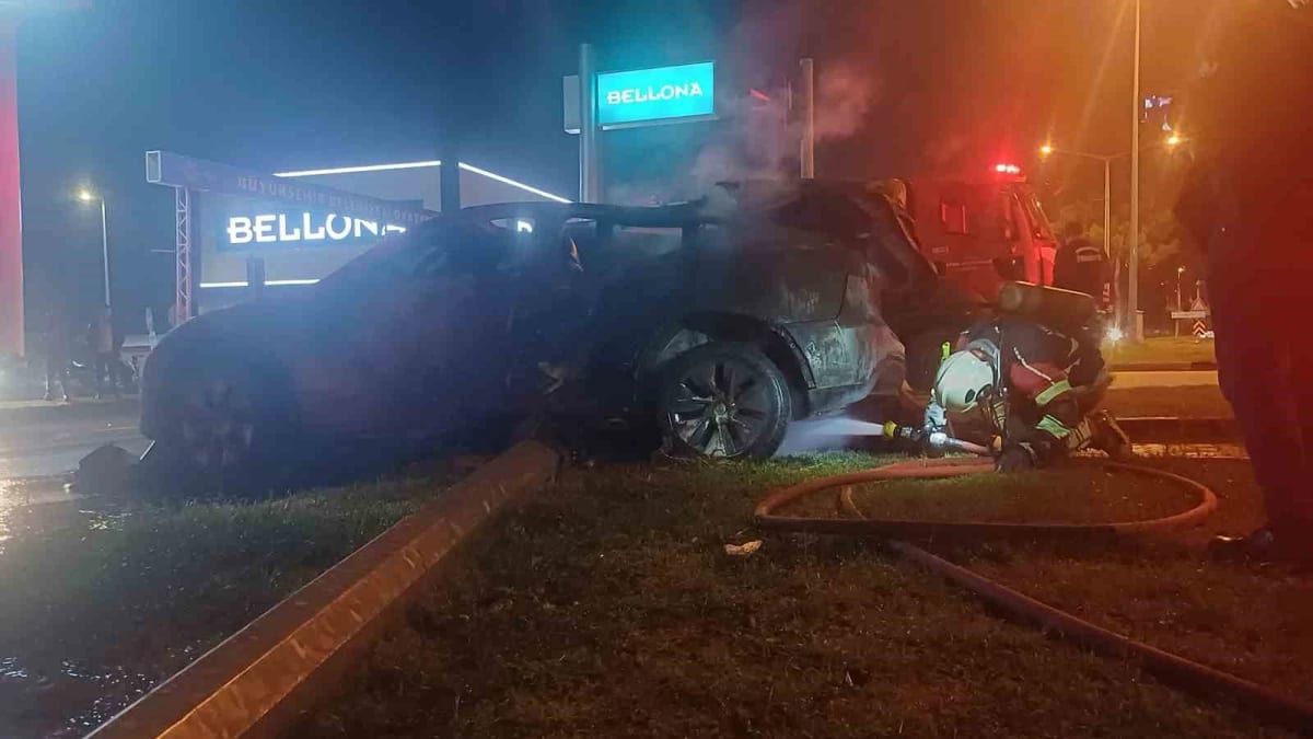 Tırla çarpışıp alev alan Tesla marka otomobil 3 saatte söndürüldü
