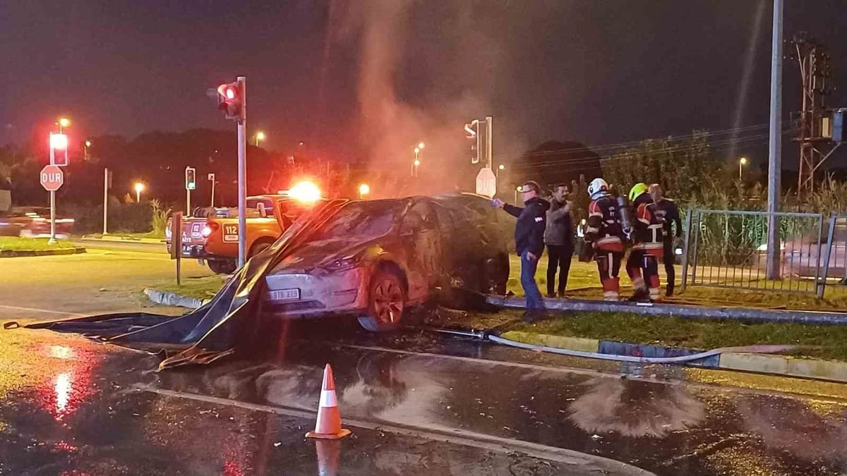 Tırla çarpışıp alev alan Tesla marka otomobil 3 saatte söndürüldü