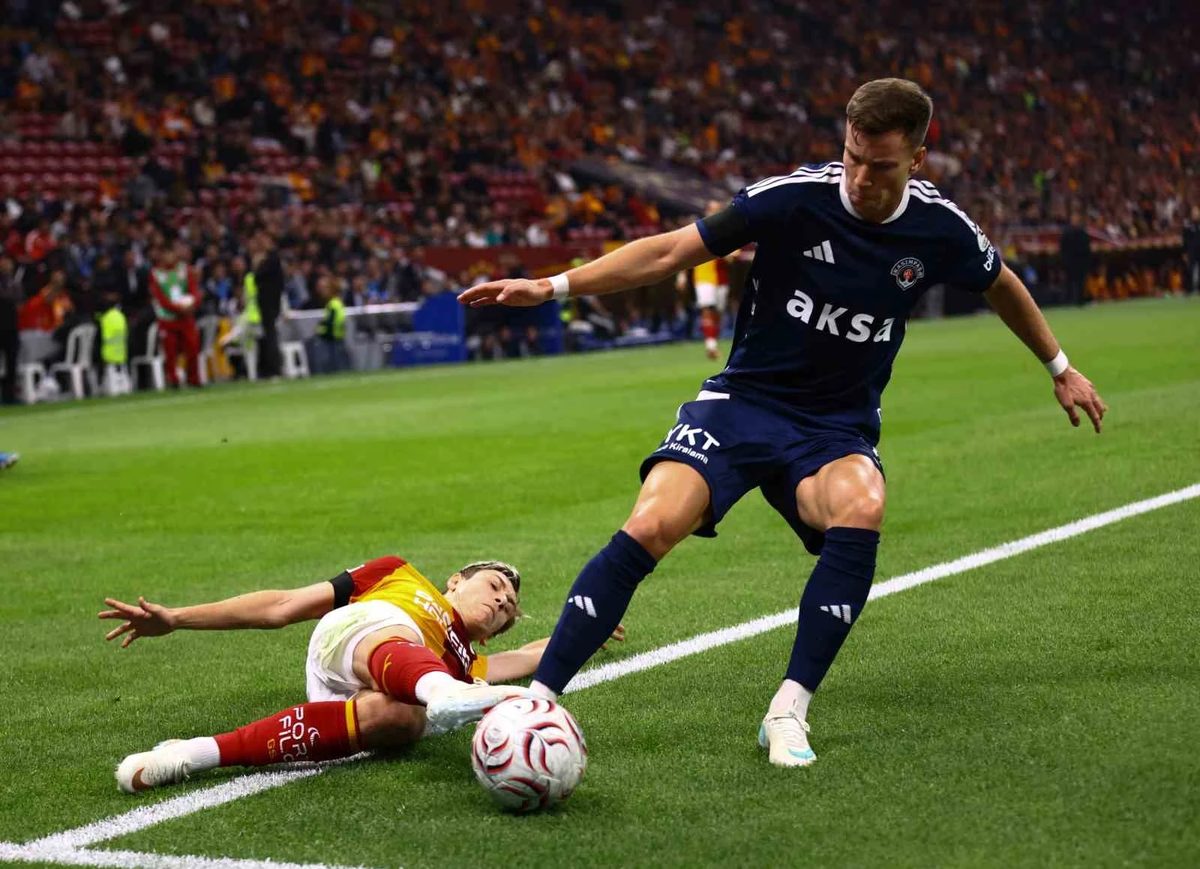 Trendyol Süper Lig: Galatasaray: 1 - Kasımpaşa: 0 (İlk yarı)