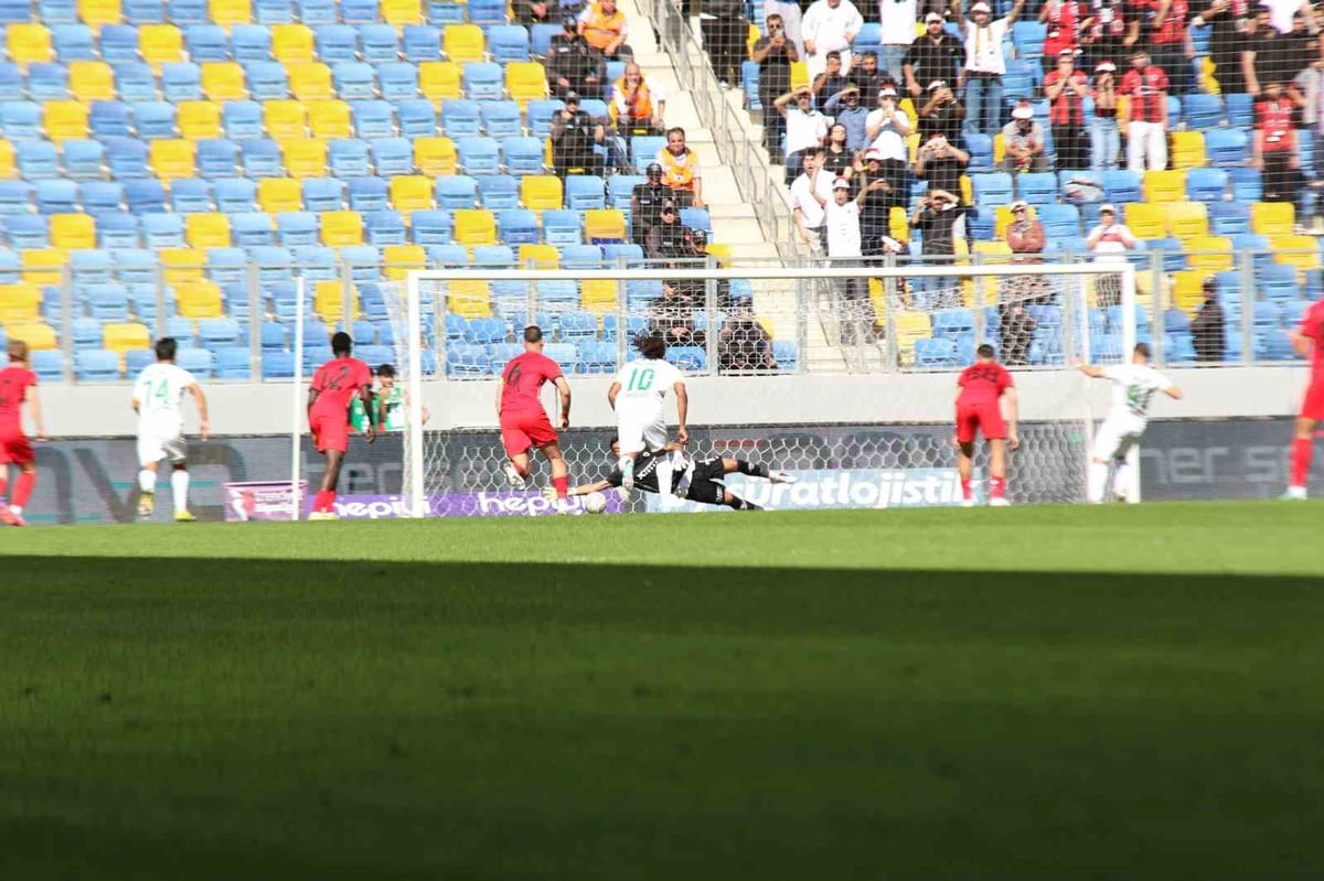 Trendyol Süper Lig: Gençlerbirliği: 0 - Amed Sportif Faaliyetler: 1 (İlk yarı)
