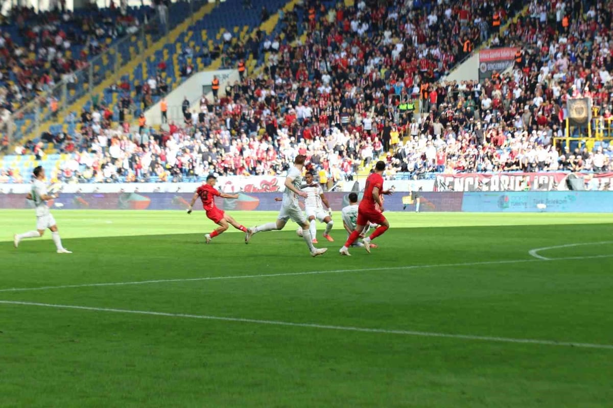 Trendyol Süper Lig: Gençlerbirliği: 0 - Amed Sportif Faaliyetler: 1 (İlk yarı)