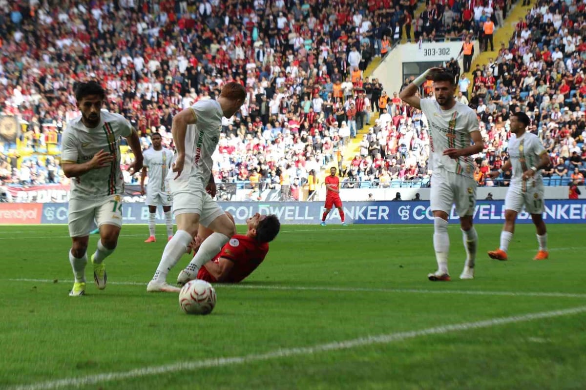 Trendyol Süper Lig: Gençlerbirliği: 0 - Amed Sportif Faaliyetler: 1 (İlk yarı)