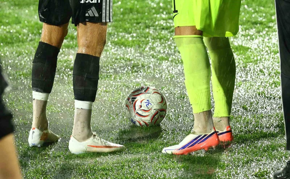 Trendyol Süper Lig’in 10. haftasında oynanan Ümraniyespor - Boluspor müsabakasında yoğun yağmur yağışı ve zeminin ağırlaşması sebebiyle müsabakaya 15 dakika ara