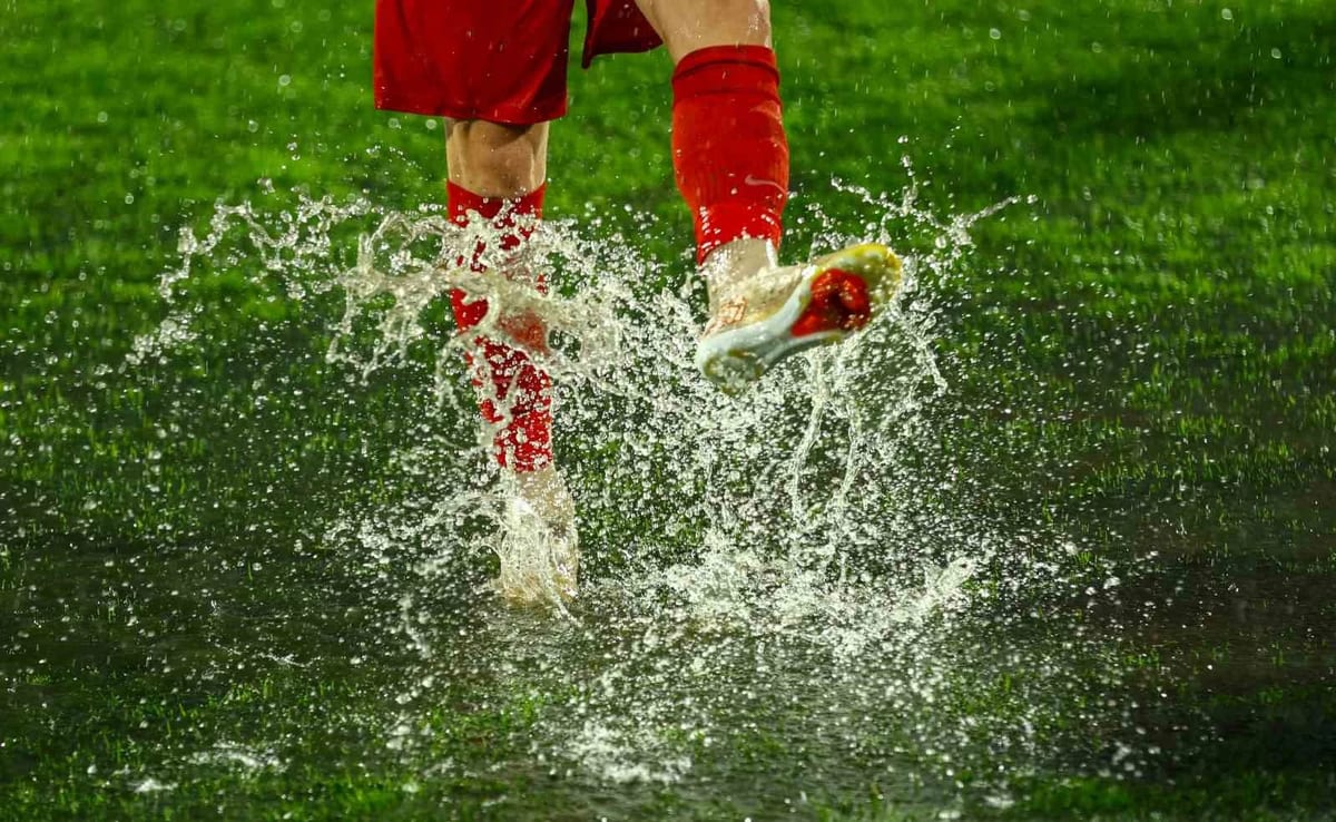 Trendyol Süper Lig’in 10. haftasında oynanan Ümraniyespor - Boluspor müsabakasında yoğun yağmur yağışı ve zeminin ağırlaşması sebebiyle müsabakaya 15 dakika ara
