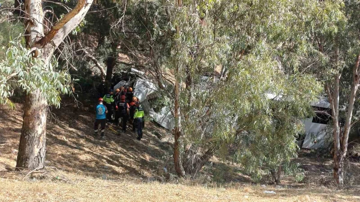 Turistleri taşıyan otobüs şarampole uçtu: 1 ölü