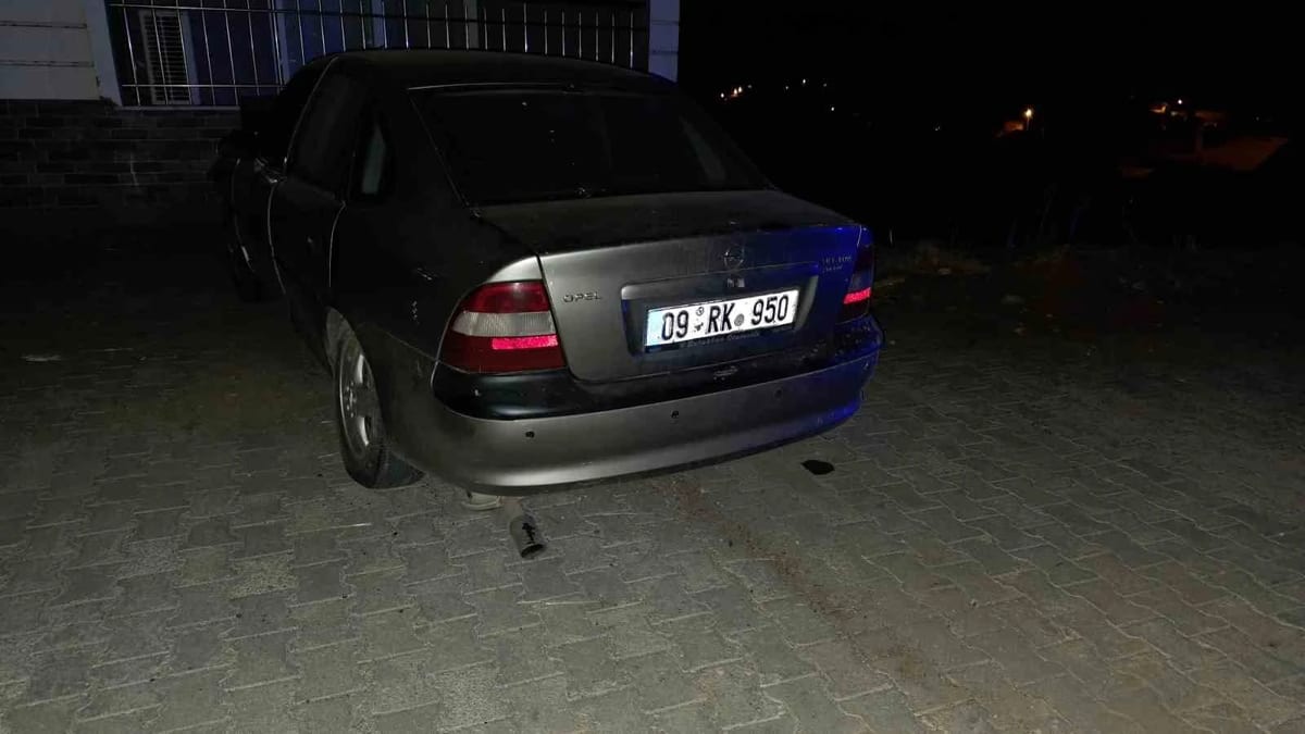Uçuruma yuvarlanan otomobilde sıkışan sürücü kurtarıldı