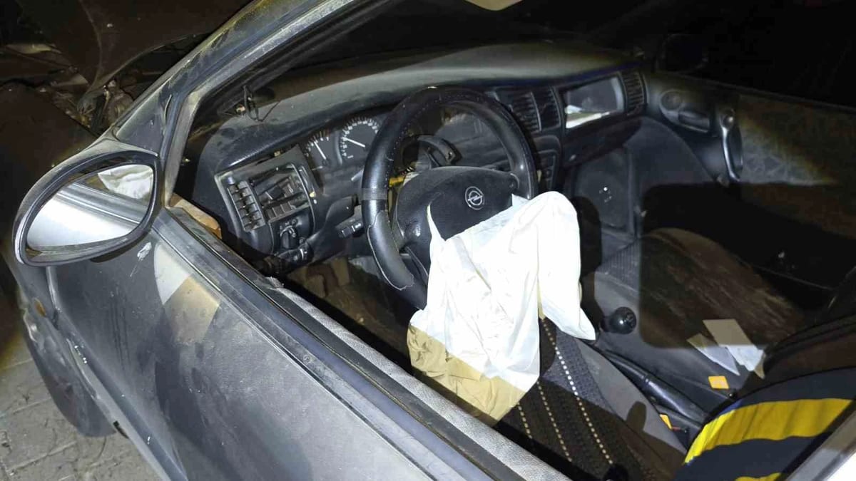 Uçuruma yuvarlanan otomobilde sıkışan sürücü kurtarıldı