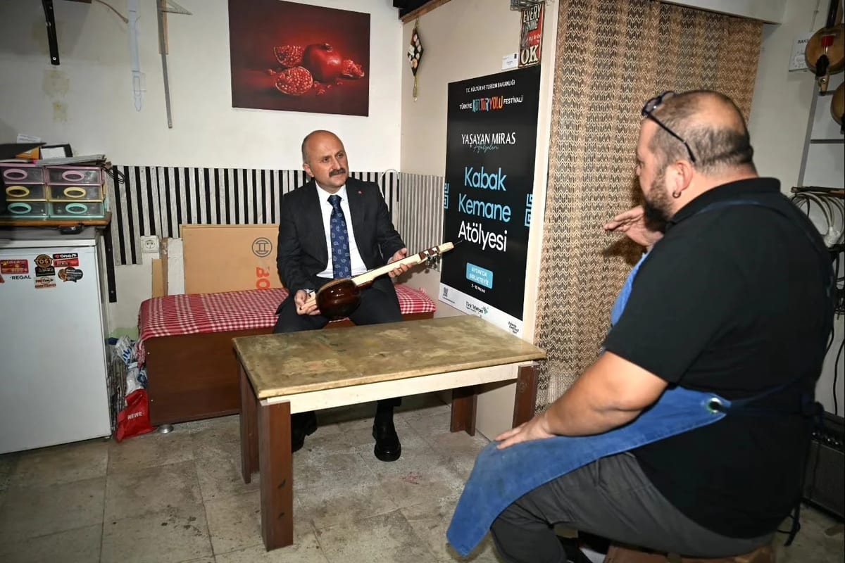 Vali Osman Varol, kabak kemane zanaatkarı Taşkın Tuncer’i ziyaret etti