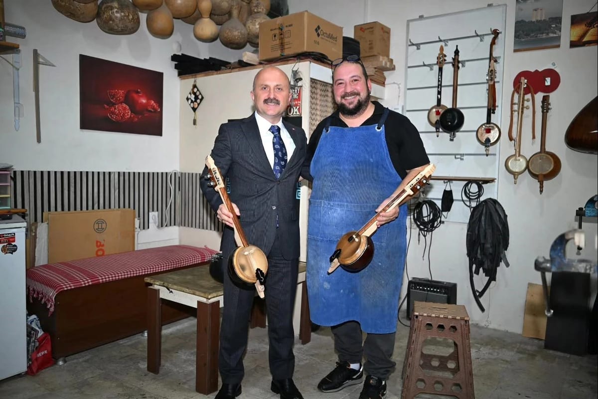 Vali Osman Varol, kabak kemane zanaatkarı Taşkın Tuncer’i ziyaret etti