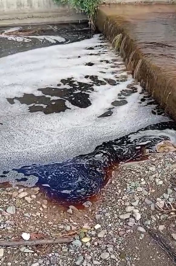 Yalova’da kırmızı renkli su denize döküldü