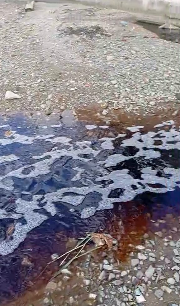 Yalova’da kırmızı renkli su denize döküldü