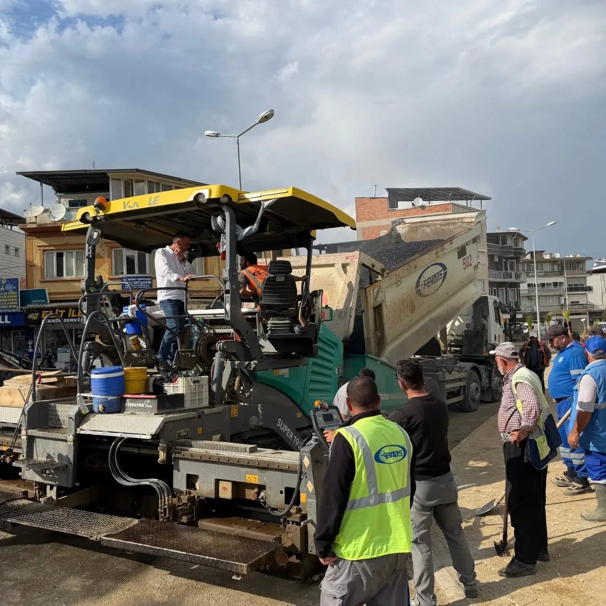 Yenipazar’da Büyük Menderes Caddesi’ne sıcak asfalt serimi başladı
