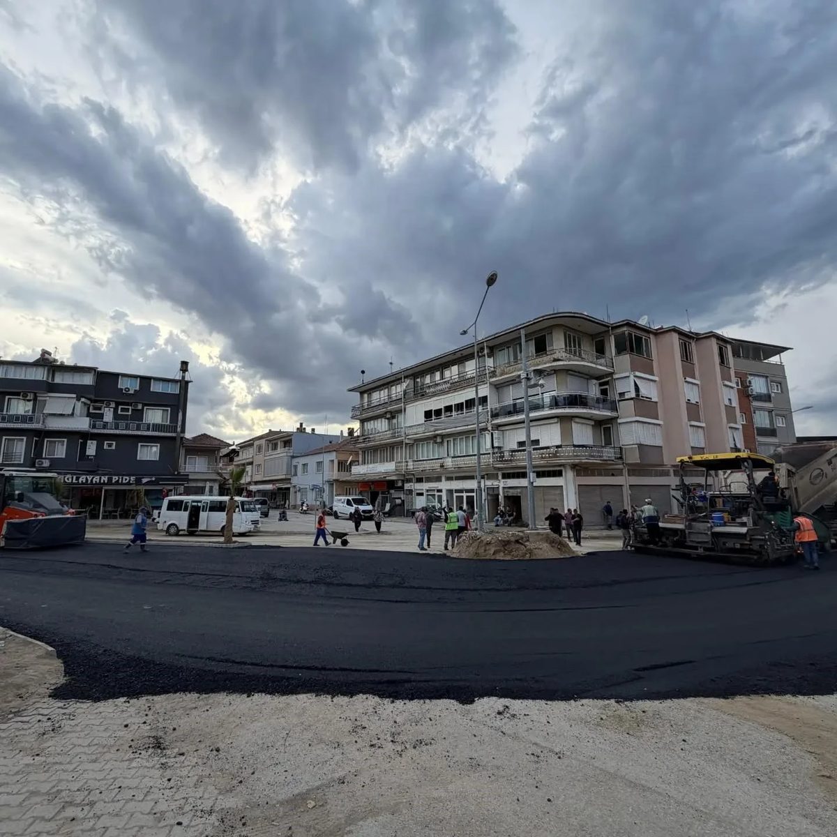 Yenipazar’da Büyük Menderes Caddesi’ne sıcak asfalt serimi başladı