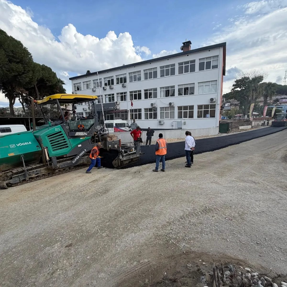 Yenipazar’da Büyük Menderes Caddesi’ne sıcak asfalt serimi başladı