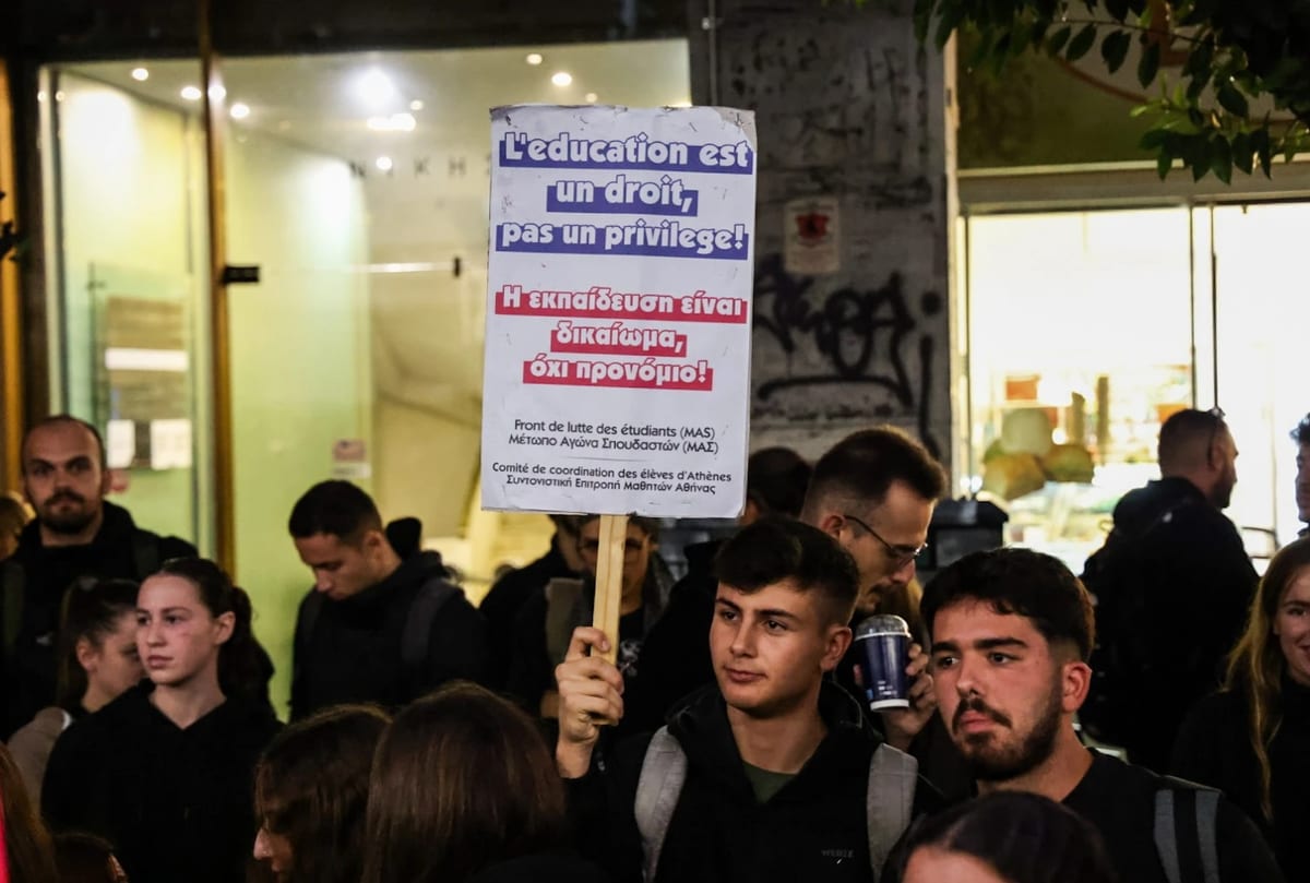 Yunanistan’da öğrenciler eğitime ayrılan ödenek yetersizliğini protesto için sokağa indi