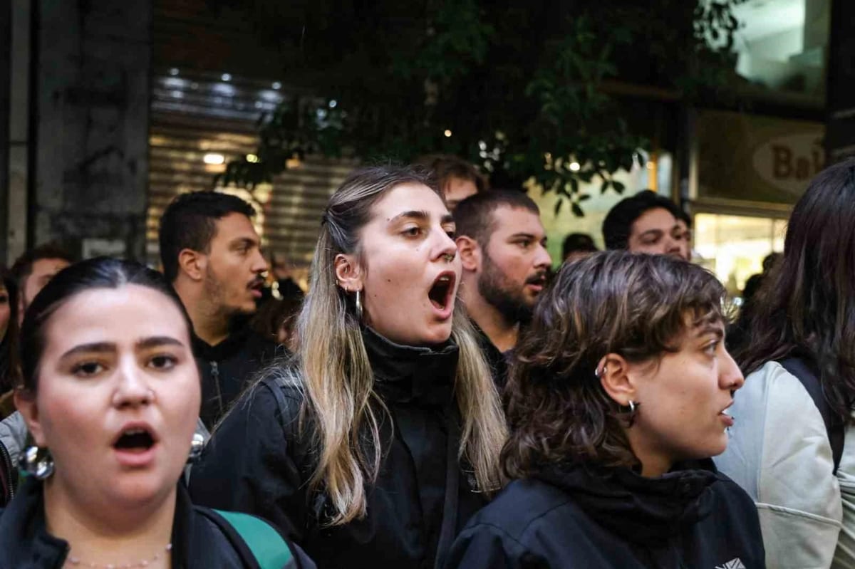 Yunanistan’da öğrenciler eğitime ayrılan ödenek yetersizliğini protesto için sokağa indi