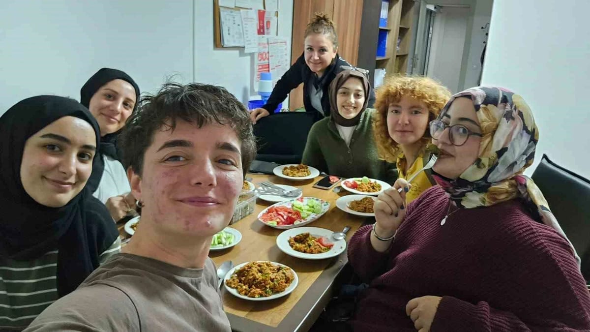 Yurtta kalan üniversiteliler paketli gıda yerine kısır tercih etti