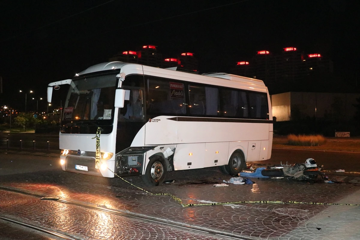 İzmir’de Minibüse Çarpan Motosikletin Sürücüsü Yaşamını Yitirdi