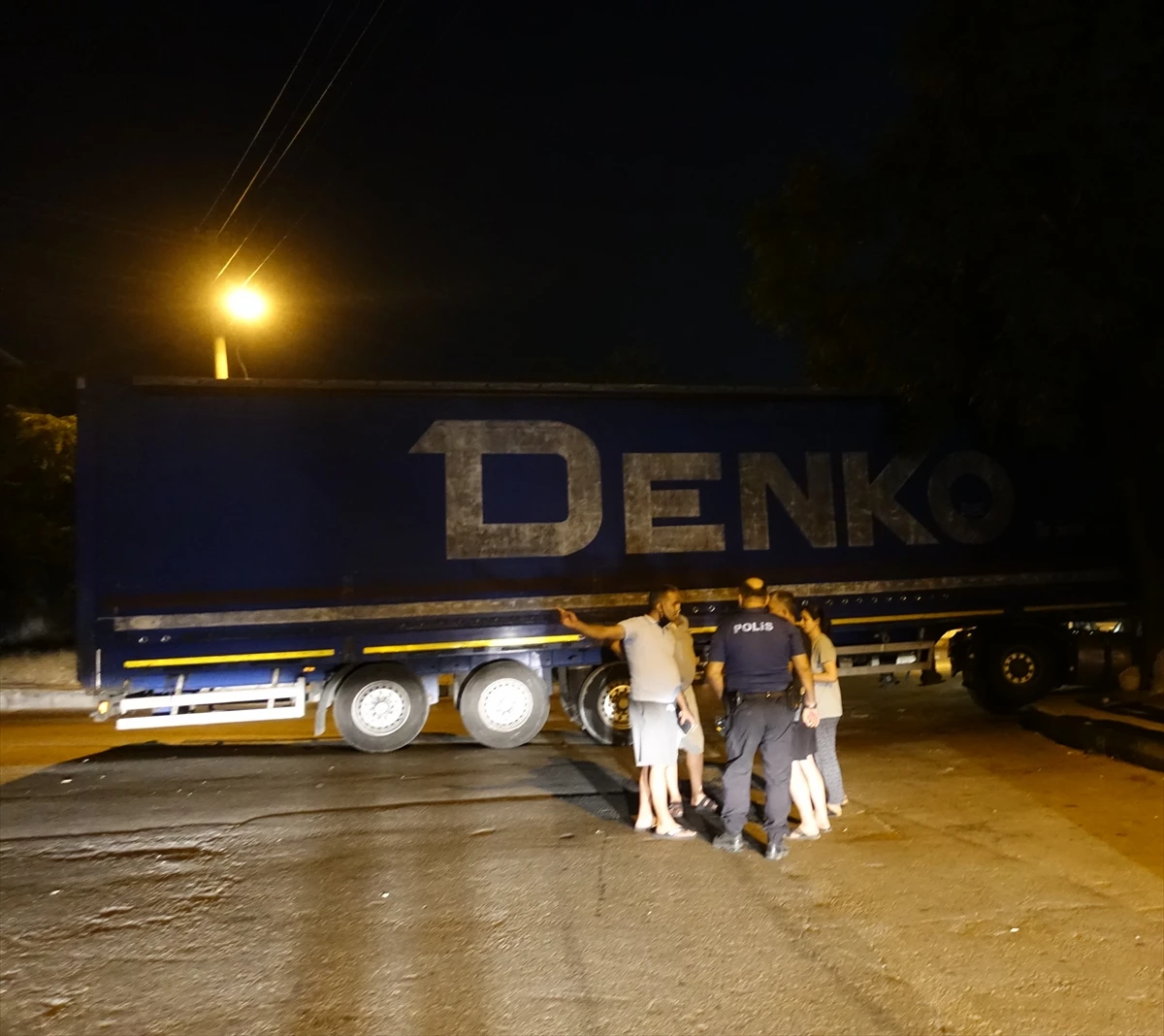 İzmir’de Park Halindeyken Yokuş Aşağı Kayan Tır Yolun Altındaki Binanın Bahçesine Düştü