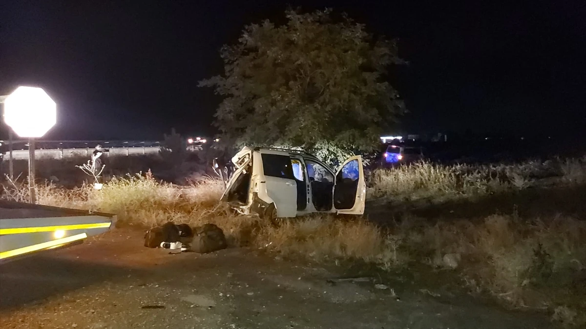 Afyonkarahisar’da Hafif Ticari Araç ile Kamyonet Çarpıştı: 5 Yaralı
