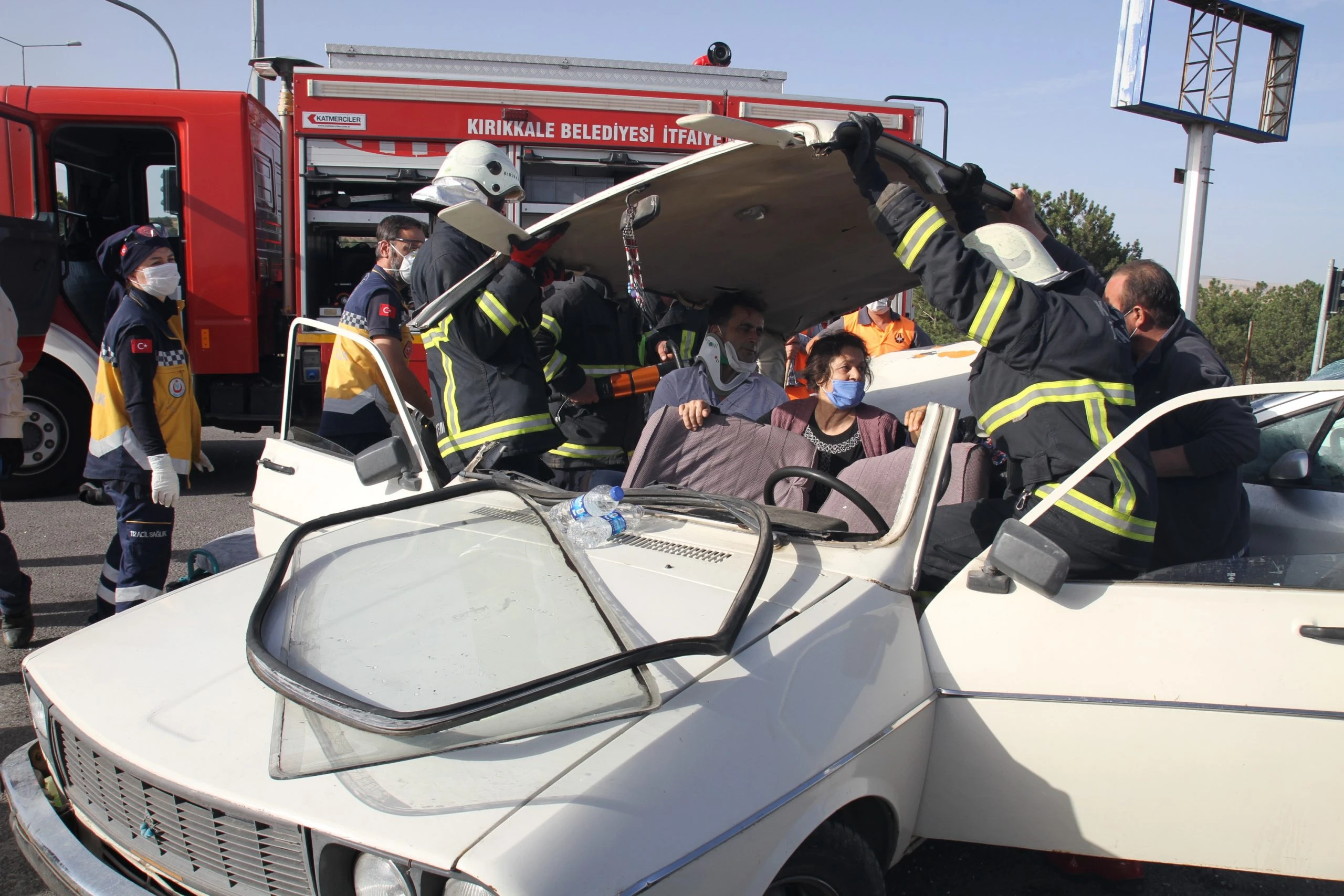 Aşırı Sürat Kaza Getirdi, İki Otomobilin Çarpışma Anı Kamerada: 6 Yaralı