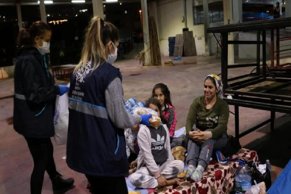 Aydın Büyükşehir Ekipleri Depremzedelerin Yardımına Koştu