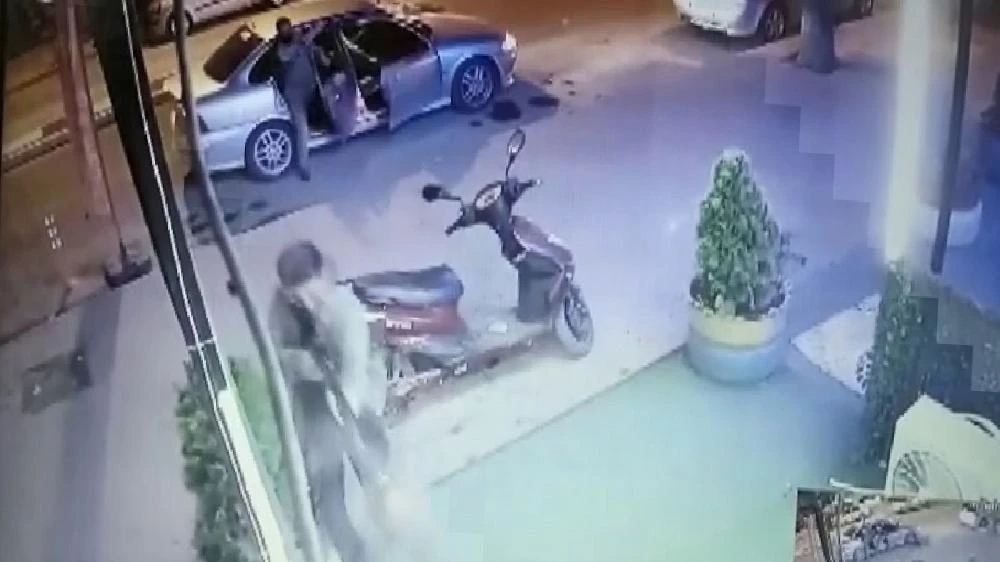 Karaman’da Silahlı Saldırıda 3 Kişi Yaralandı, O Anlar Güvenlik Kamerasına Yansıdı
