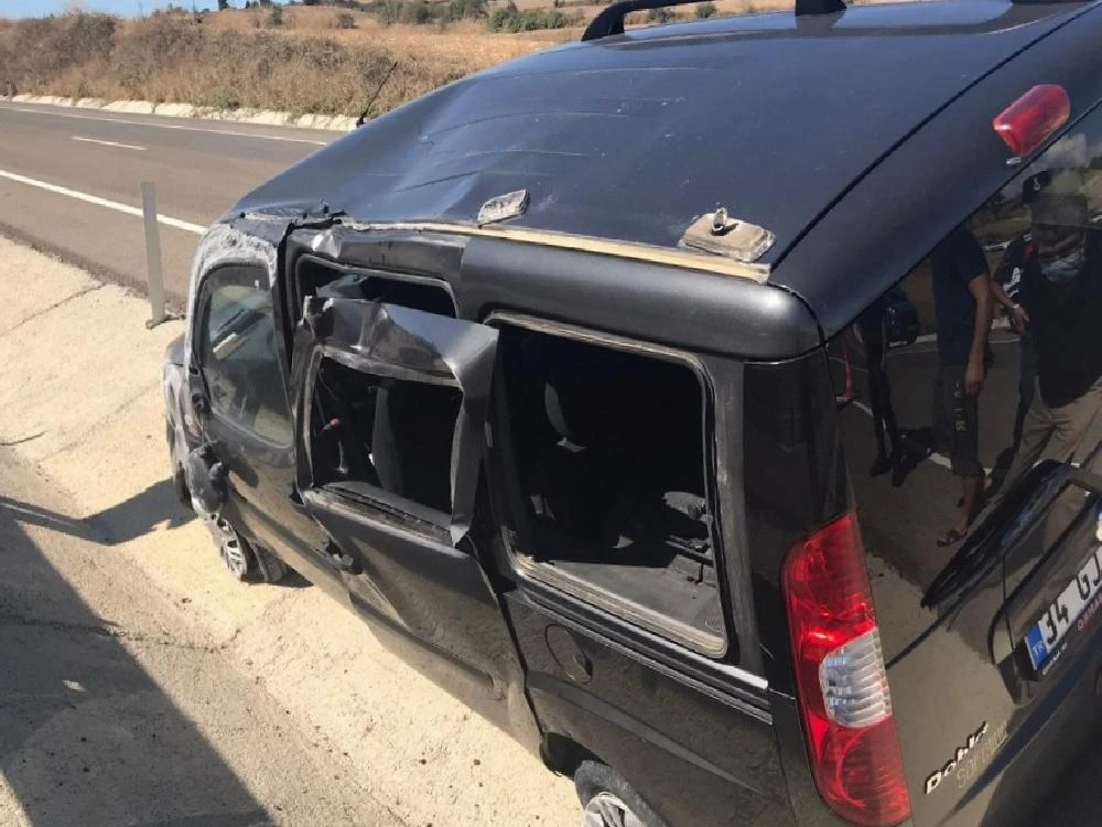 Lastiği Patlayan Araç Bariyerlere Çarptı: 2 Yaralı