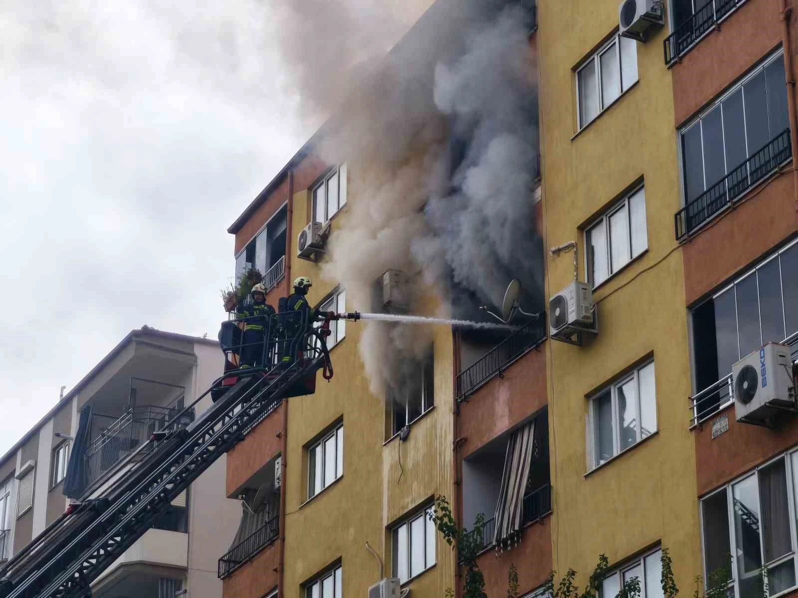 Denizli’de Dairede Çıkan Yangında 1’i Yatalak 2 Kişi Dumandan Etkilendi