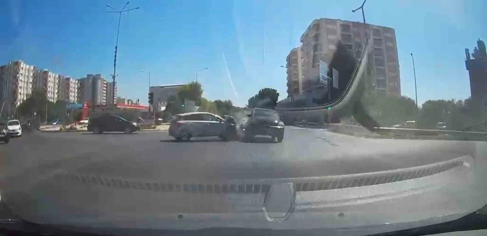 Kırmızı Işık İhlali Kaza Getirdi: 3 Yaralı