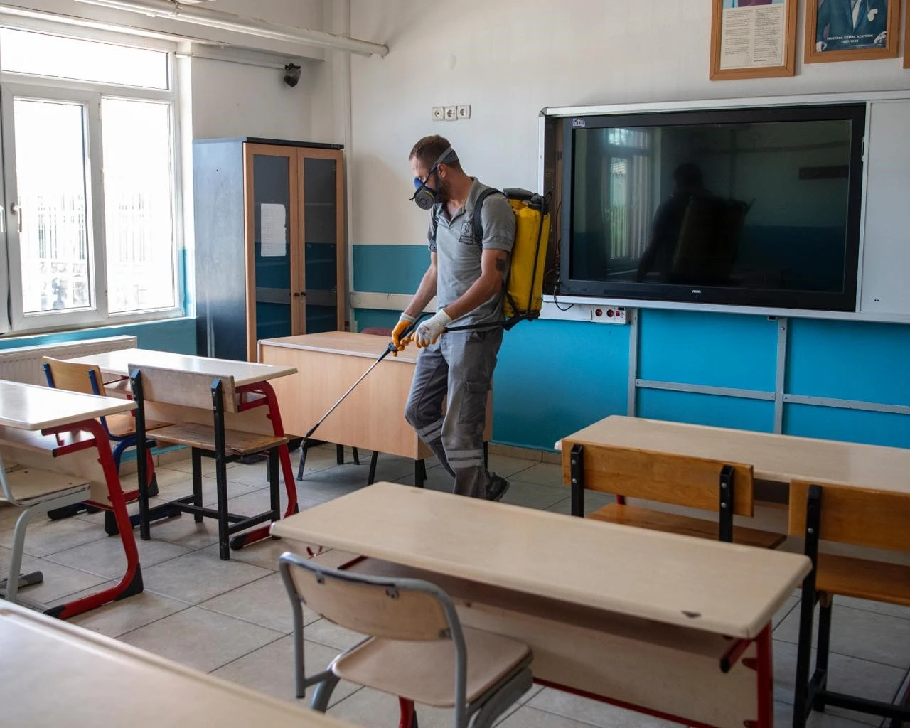 Kuşadası’nda Okullar Yeni Eğitim Yılı Öncesi İlaçlandı