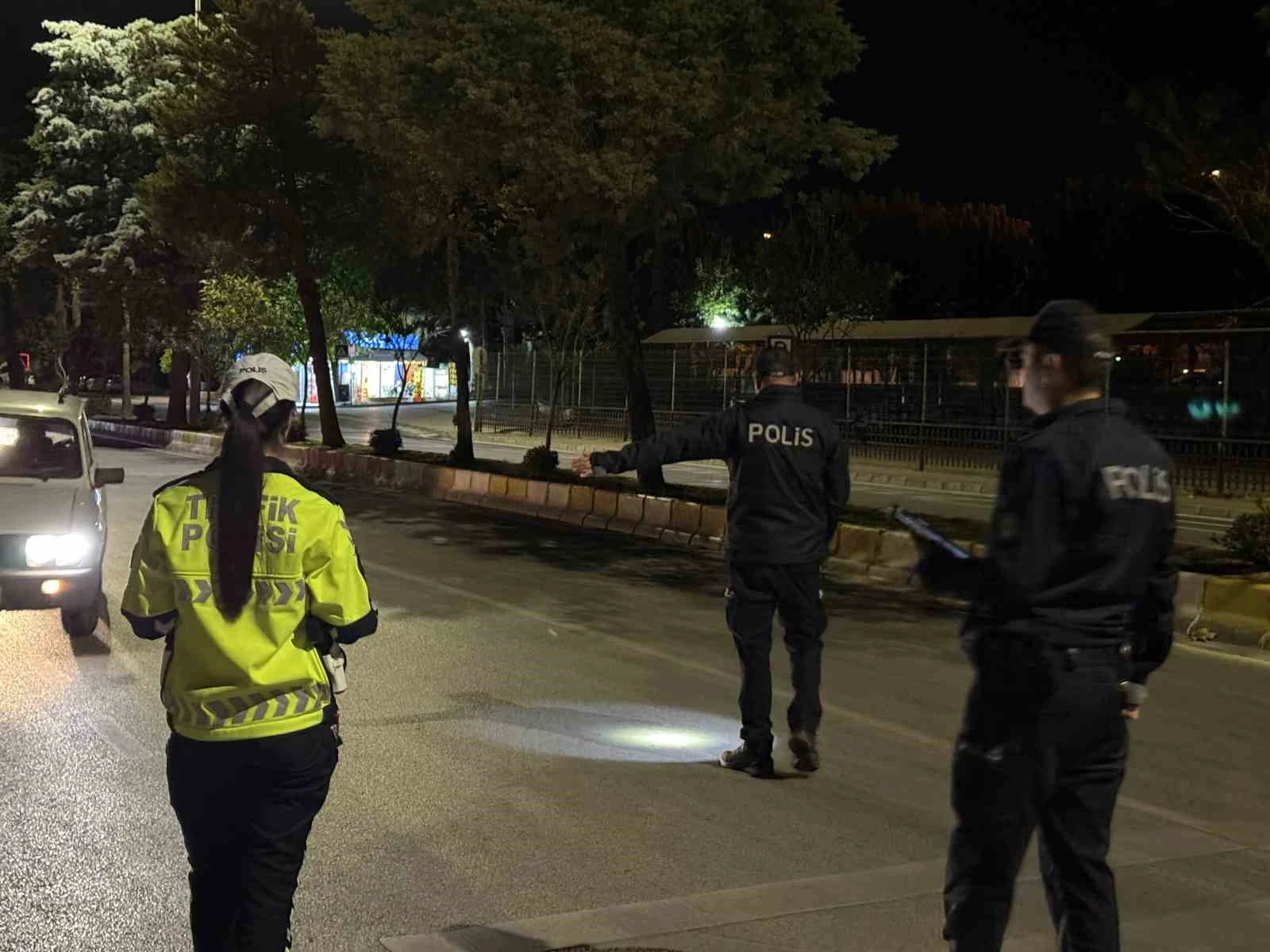 Polis ekiplerinin huzur ve güvenlik uygulamaları aralıksız sürüyor