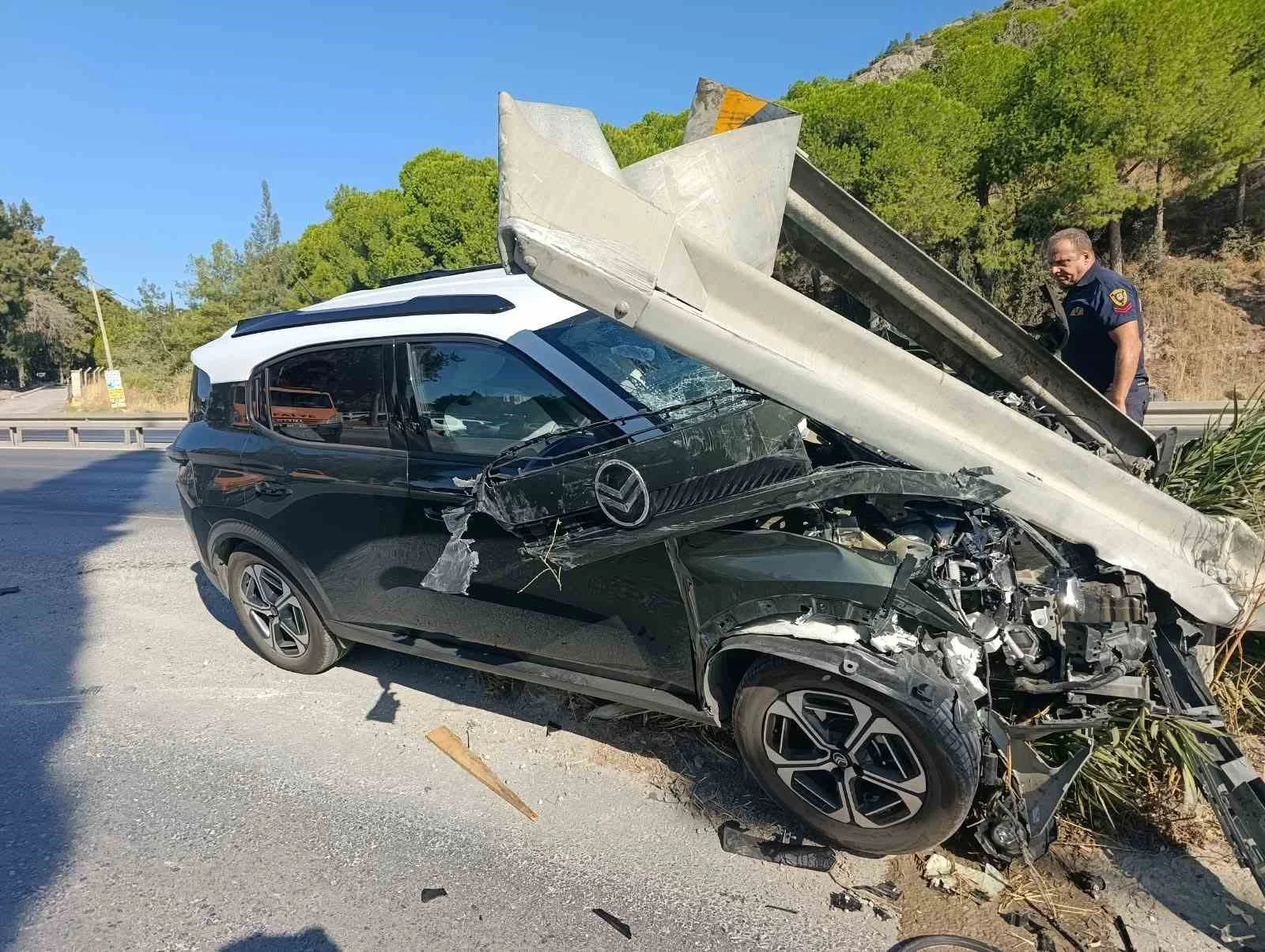 Söke’de Otomobil Bariyere Çarptı: 1 Yaralı